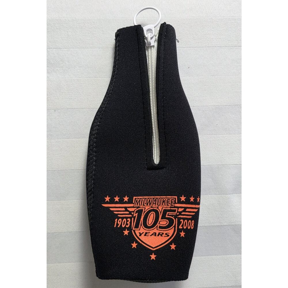 Harley Davidson 105th Anniversary Bottle Holder Zip Neoprene 1903-2008 Coozy